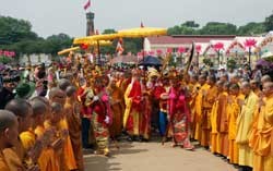 Hundreds of Buddhist monks, nuns and followers join the procession of King Ly Thai To's ancestral tablet to the Thang Long Imperial Citadel in Ha Noi. (Photo:VNA)